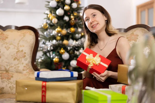 Jovem Mulher Estando Antecipação Feriado Prepara Presentes Natal Para Convidados — Fotografia de Stock
