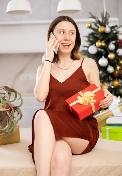Jovem Alegre Véspera Natal Está Discutindo Algo Com Alguém Seu — Fotografia de Stock