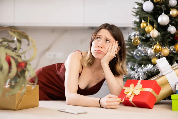 Retrato Uma Jovem Triste Casa Contra Fundo Uma Árvore Natal — Fotografia de Stock