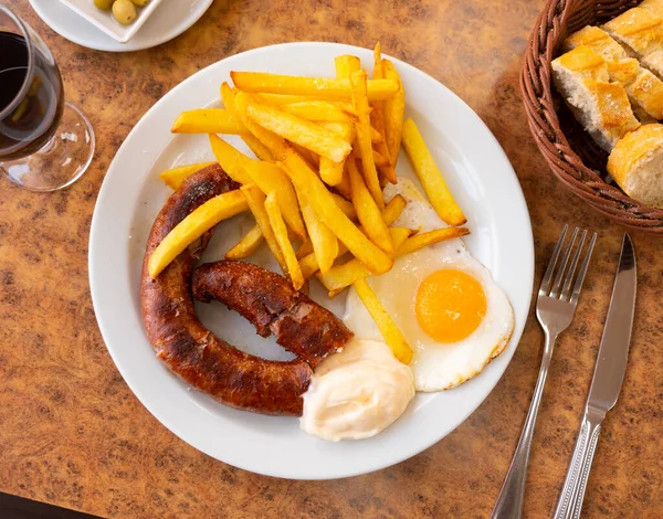 Fried Sausages French Fries Fried Egg Served Plate Other Table — Stock Photo, Image