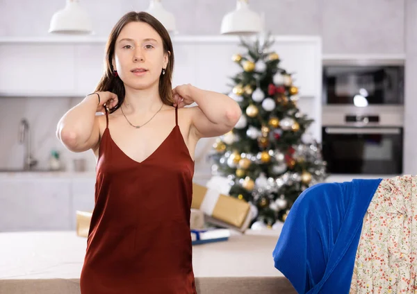 Joven Mujer Confiada Posa Nuevo Vestido Festivo Que Usará Para —  Fotos de Stock