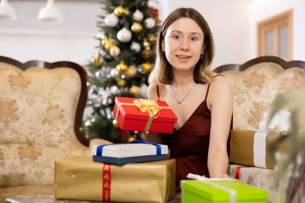 Giovane Donna Felice Prepara Regali Natale Casa Gli Ospiti Essendo — Foto Stock