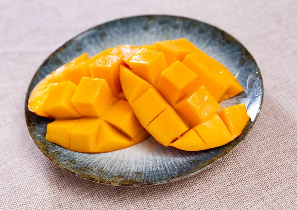 Nice Refreshing Diced Mangoes Disajikan Piring Dengan Gaya — Stok Foto