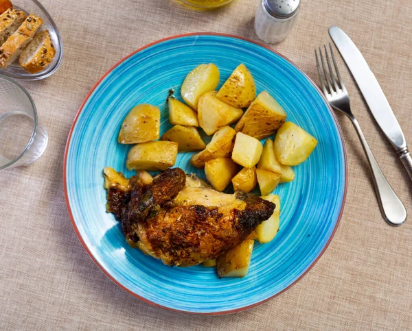Baharatlı Kızarmış Tavuk Parçaları Fırında Kızartılmış Patates Dilimleri Rahatlatıcı Gıda — Stok fotoğraf