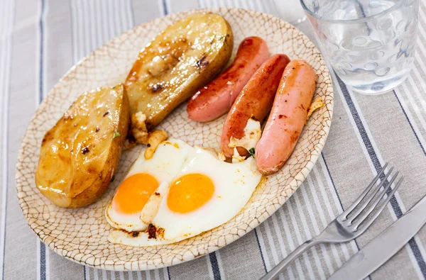 Υγιεινό Δείπνο Ομελέτα Λουκάνικα Και Πατάτες — Φωτογραφία Αρχείου