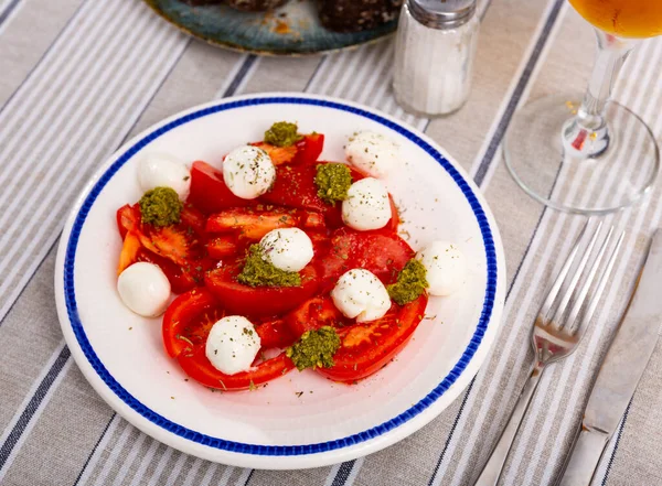 Παραδοσιακό Ορεκτικό Της Ιταλικής Κουζίνας Είναι Caprese Φτιαγμένο Από Ντομάτες — Φωτογραφία Αρχείου