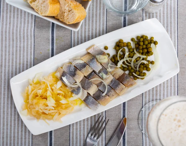 Deliciosos Filetes Arenque Atlántico Ligeramente Salado Adornado Con Rodajas Cebolla — Foto de Stock