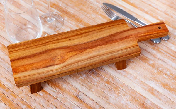 Zbliżenie Pustej Naturalnej Deski Drewnianej Serwowania Różnorodnych Produktów Śniadaniowych Przybory — Zdjęcie stockowe