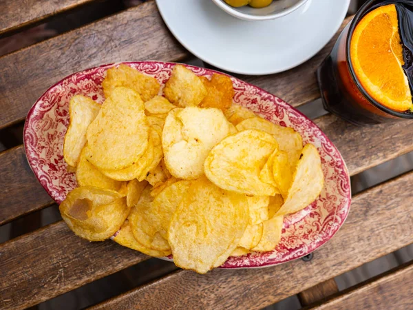 Plate Crispy Deep Fried Salty Potato Chips Served Glass Flavorful — Stock Photo, Image