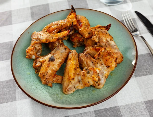 Appetitlich Gebackene Chicken Wings Mit Gewürzen Nahaufnahme — Stockfoto