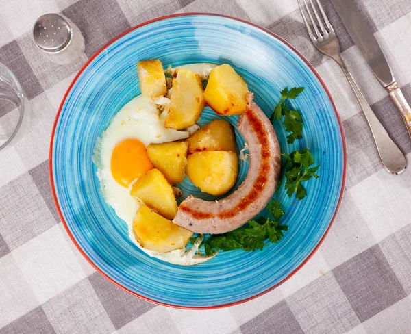 Healthy Dinner Scrambled Eggs Sausages Potatoes — Stock Photo, Image