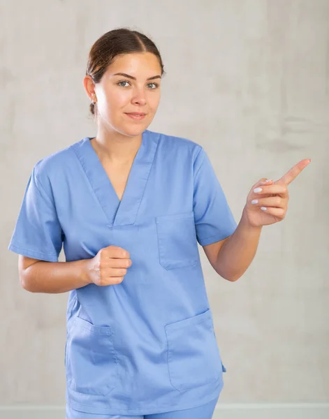Mulher Emocional Retrato Uma Enfermeira Vestindo Casaco Azul Olhando Para — Fotografia de Stock