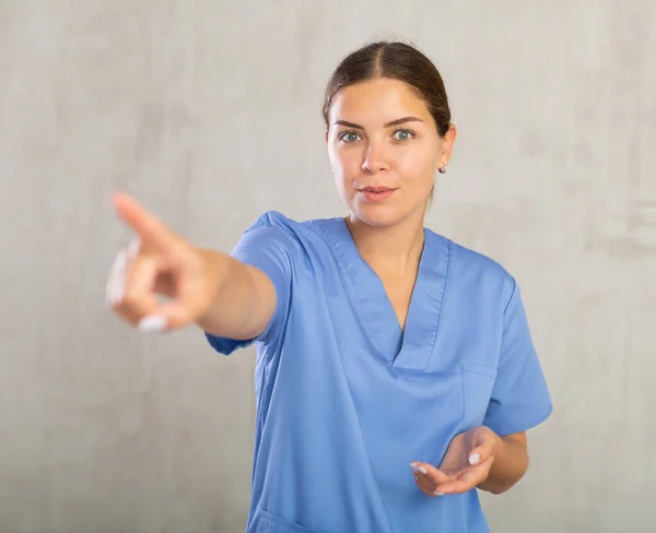 Känslomässig Kvinna Porträtt Sjuksköterska Klädd Blå Rock Tittar Kameran Grå — Stockfoto