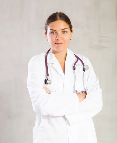 Jovem Mulher Positiva Uniforme Médico Posando Contra Fundo Estúdio — Fotografia de Stock