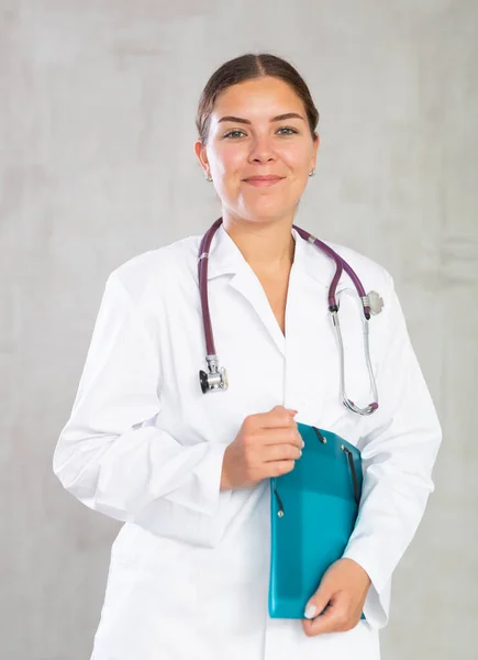 Портрет Позитивної Жінки Лікаря Білому Пальто Стетоскопом Папкою Руках — стокове фото