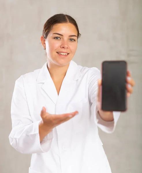 Médica Sorridente Mostrando Tela Seu Smartphone — Fotografia de Stock
