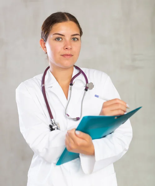 Joven Mujer Positiva Uniforme Médico Tomando Notas Cuaderno Estudio — Foto de Stock