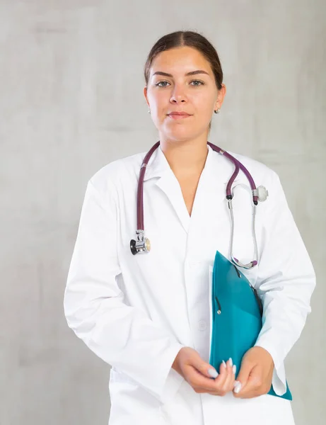 Jeune Femme Médecin Uniforme Médical Posant Avec Dossier Avec Des — Photo