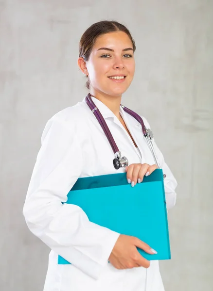 Portret Kobiety Białym Płaszczu Stetoskopem Folderem Rękach — Zdjęcie stockowe