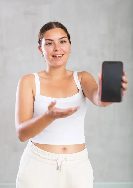 Sorridente Ragazza Che Mostra Smartphone Moderno Con Schermo Bianco — Foto Stock