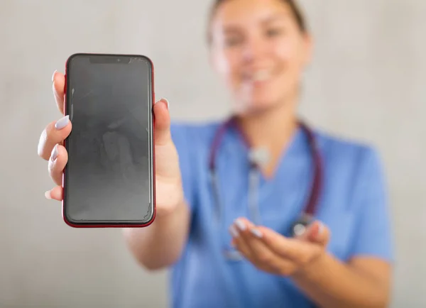 Jong Glimlachen Vrouwelijke Verpleegster Tonen Scherm Van Haar Telefoon — Stockfoto