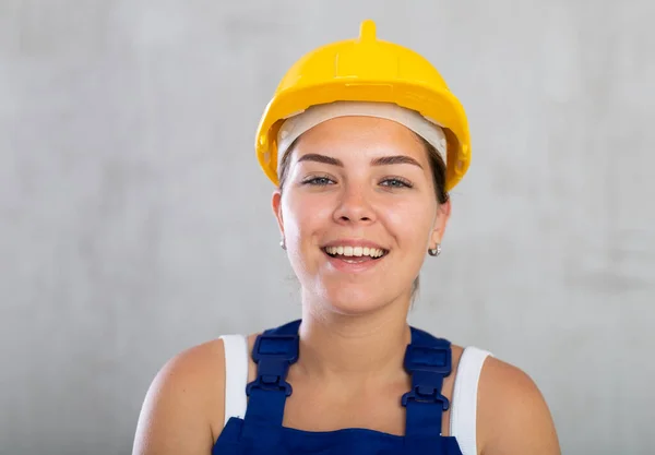 Retrato Mulher Construtor Positivo Capacete Sorrindo Fundo Cor Cinza — Fotografia de Stock