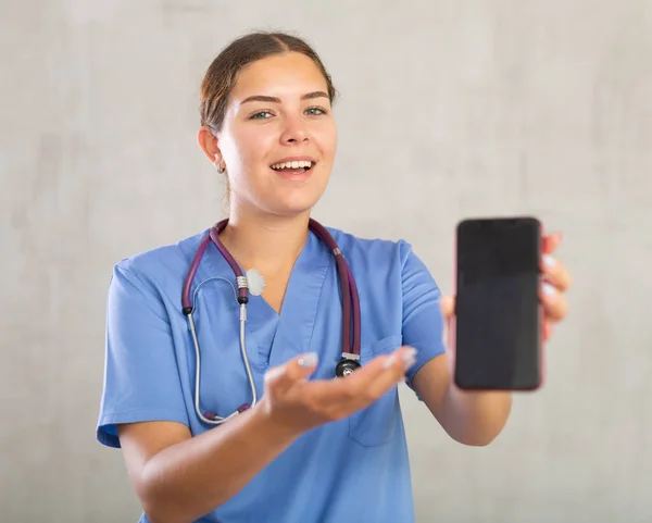 Jong Vrouw Medic Uniform Poseren Studio Met Mobiele Telefoon Haar — Stockfoto