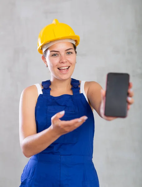 Mujer Joven Trabajadora Overol Posando Estudio Con Teléfono Móvil Sus —  Fotos de Stock