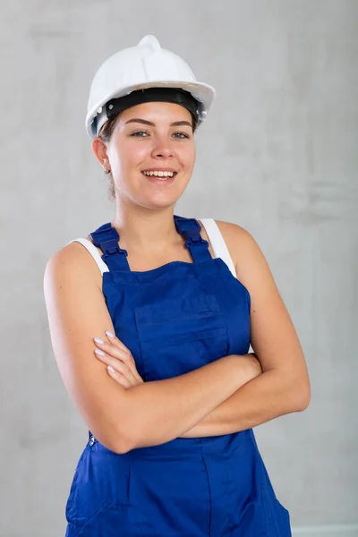Portret Van Emotionele Vrolijke Meisje Werknemer Overalls Een Grijze Achtergrond — Stockfoto