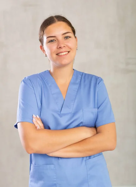 Retrato Jovem Médica Uniforme Médico Posando Estúdio — Fotografia de Stock