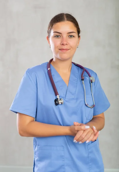 Portrét Mladé Medičky Lékařské Uniformě Pózující Studiu — Stock fotografie