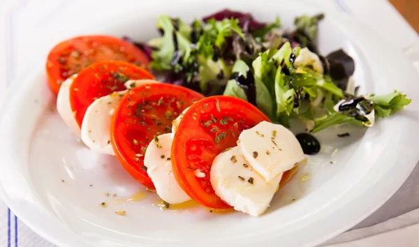 Mediterranes Essen Caprese Salat Tomaten Mozzarella Käse Getrocknetes Basilikum Und — Stockfoto