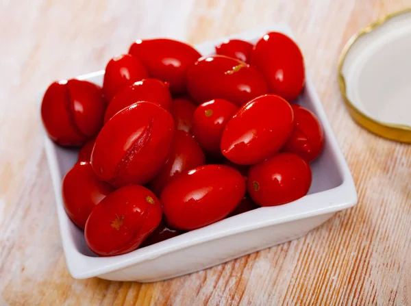 Teller Mit Hausgemachten Eingelegte Tomaten Auf Hölzerner Oberfläche — Stockfoto