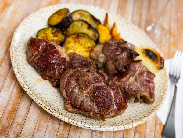 Servieren Von Gegrilltem Rindfleisch Mit Kartoffeln Und Auberginen Auf Seite — Stockfoto