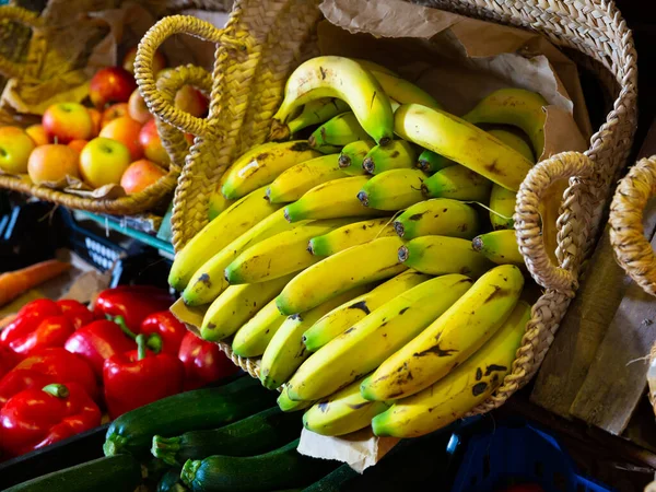 成熟したバナナが市場に出回っています — ストック写真