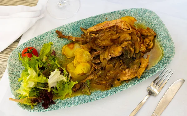 Perdiz Toledana Stewed Partridge Served Vegetable Salad Traditional Cuisine Toledo — Stockfoto
