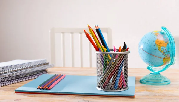 Lápis Coloridos Globo Crianças Papel Cadernos Trabalho Mesa Estudantes Casa — Fotografia de Stock