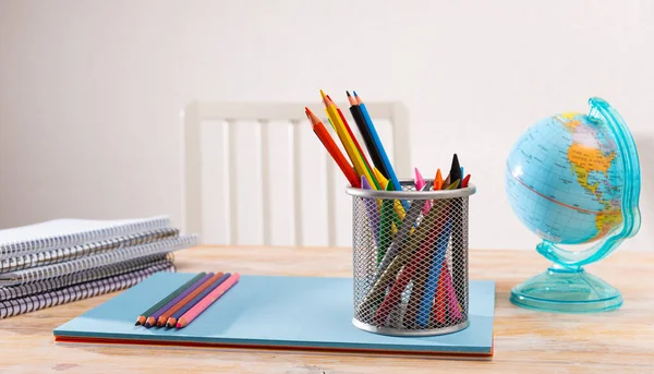 Lápices Colores Globo Niños Papel Libros Trabajo Mesa Del Estudiante — Foto de Stock