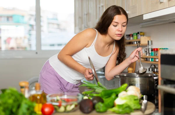 Retrato Una Joven Mujer Positiva Cocinando Casa Preparando Una Cena —  Fotos de Stock
