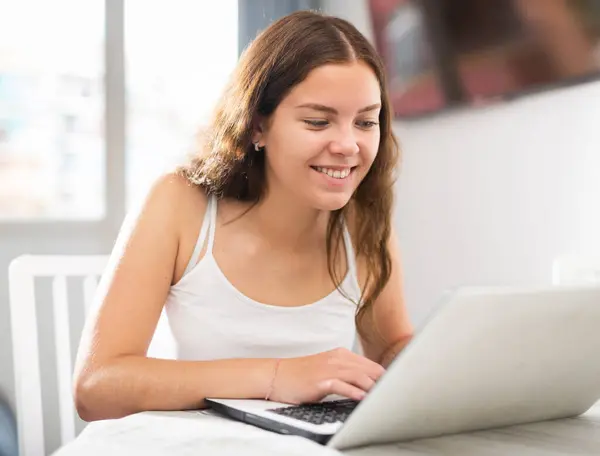 Genç Çekici Esmer Kadın Evde Dizüstü Bilgisayarla Çalışıyor — Stok fotoğraf