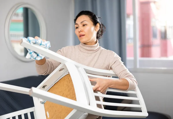 Mulher Asiática Dona Casa Usando Pano Para Lavar Cadeira Branca — Fotografia de Stock