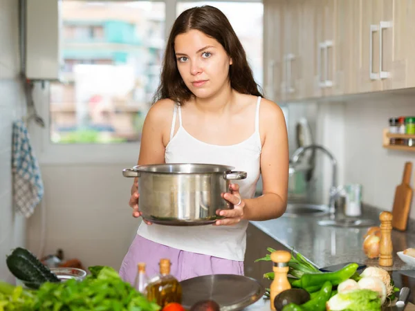 Retrato Jovem Mulher Positiva Cozinhar Casa Preparando Jantar Vegetariano Saudável — Fotografia de Stock