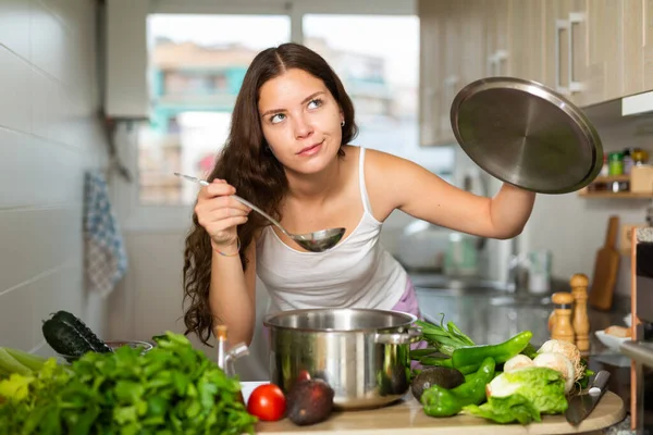 Młoda Kobieta Przygotowuje Zupę Rondlu Kuchni — Zdjęcie stockowe
