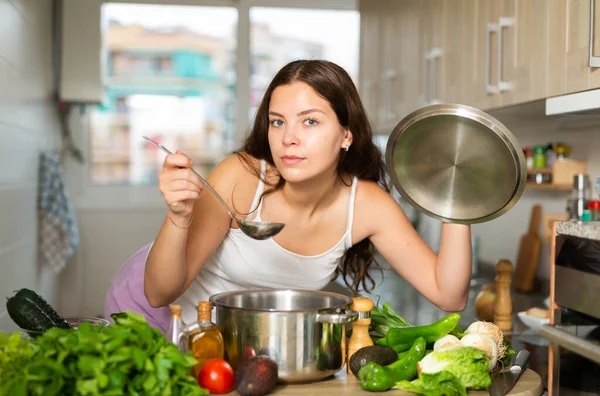 Jovem Mulher Fazendo Degustando Sopa Legumes Saudável Cozinha — Fotografia de Stock