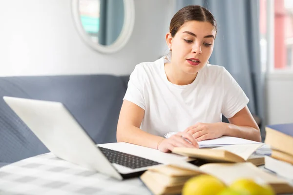 Mladá Žena Studuje Přes Internet Pomocí Notebooku Zatímco Sedí Stolu — Stock fotografie