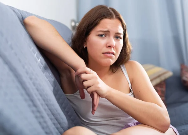 Молода Депресивна Жінка Має Життєві Проблеми Проблеми Сидячи Вдома Наодинці — стокове фото