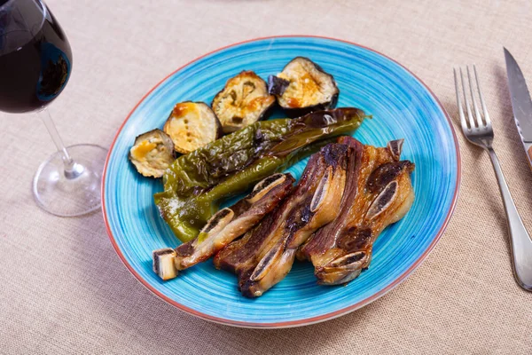Blue Plate Grilled Beef Ribs Fried Vegetables Aubergine Pepper Onion — Stock Photo, Image