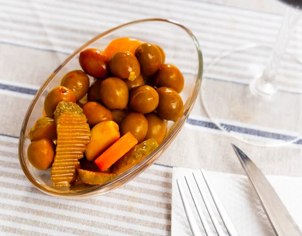 Nettes Kleines Gericht Aus Grünen Oliven Mit Karotten Gurken Und — Stockfoto