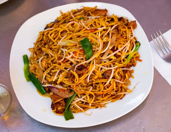Apetyczny Gorący Chiński Makaron Smażony Sosie Serwowane Warzywami Talerzu — Zdjęcie stockowe
