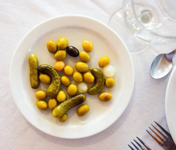 Yemek Masasında Lezzetli Turşulu Zeytin Turşu Bebek Soğanı Tabağı Popüler — Stok fotoğraf